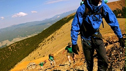 冲锋衣和登山服的区别